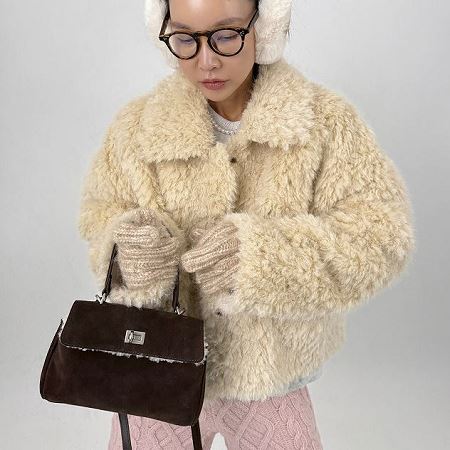 Dongdaemum Women’s Coats & Jackets, a testament to the elegance and quality of wholesale Korean fashion.