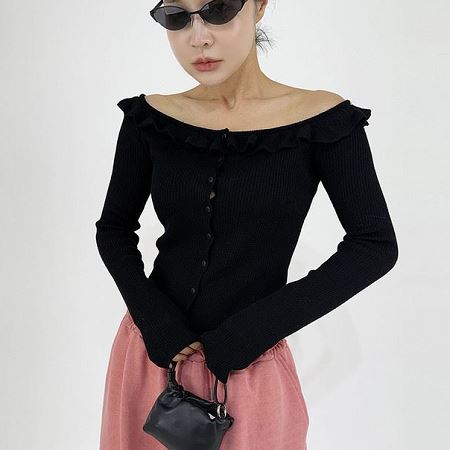 Dongdaemum Women’s Shirts, Tops & T-Shirts, a testament to the elegance and quality of wholesale Korean fashion.