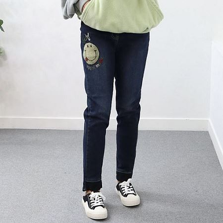 Dongdaemum Women’s Pants, a testament to the elegance and quality of wholesale Korean fashion.