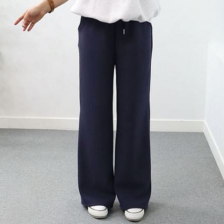 Dongdaemum Women’s Pants, a testament to the elegance and quality of wholesale Korean fashion.