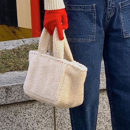 Dongdaemum Women’s Handbags, a testament to the elegance and quality of wholesale Korean fashion.