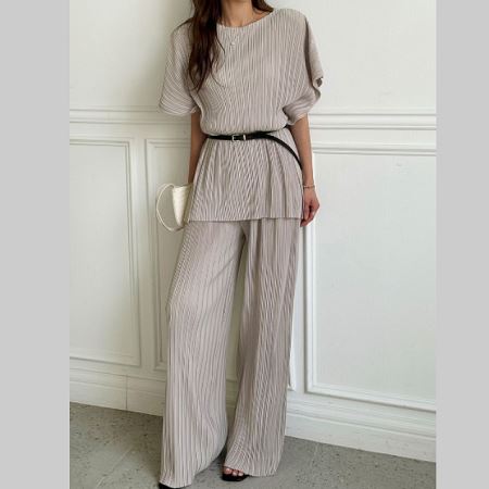 Dongdaemum Women’s One-Pieces, a testament to the elegance and quality of wholesale Korean fashion.
