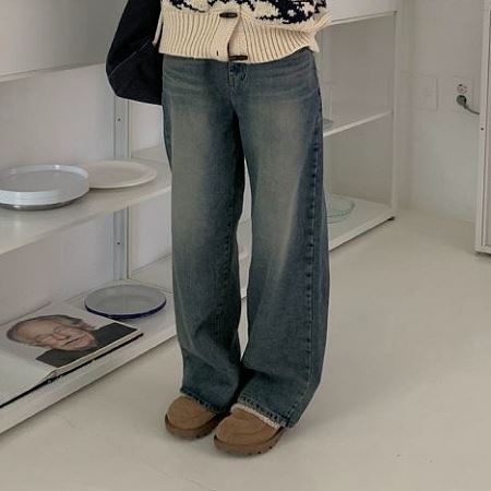 Dongdaemum Women’s Pants, a testament to the elegance and quality of wholesale Korean fashion.