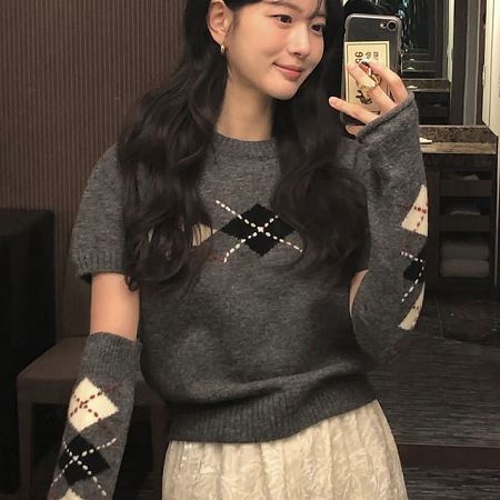 Dongdaemum Women’s Shirts, Tops & T-Shirts, a testament to the elegance and quality of wholesale Korean fashion.
