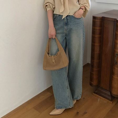 Dongdaemum Women’s Pants, a testament to the elegance and quality of wholesale Korean fashion.