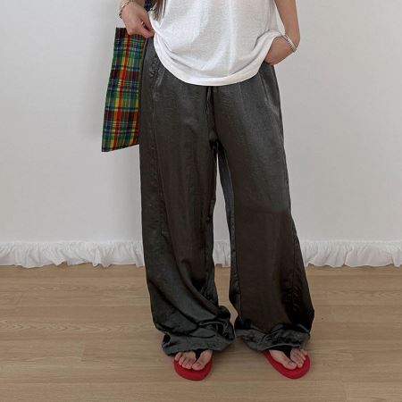 Dongdaemum Women’s Pants, a testament to the elegance and quality of wholesale Korean fashion.