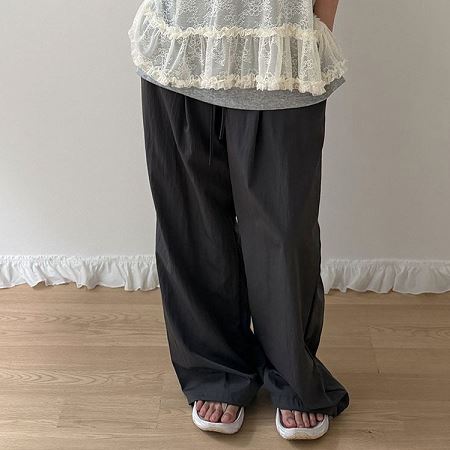 Dongdaemum Women’s Pants, a testament to the elegance and quality of wholesale Korean fashion.
