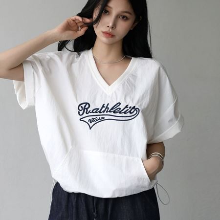 Dongdaemum Women’s Shirts, Tops & T-Shirts, a testament to the elegance and quality of wholesale Korean fashion.