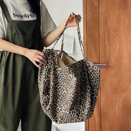 Dongdaemum Women’s Handbags, a testament to the elegance and quality of wholesale Korean fashion.