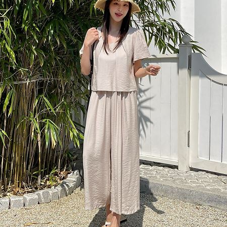 Dongdaemum Women’s One-Pieces, a testament to the elegance and quality of wholesale Korean fashion.
