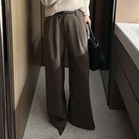 Dongdaemum Women’s Pants, a testament to the elegance and quality of wholesale Korean fashion.