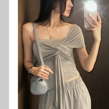 Dongdaemum Women’s Shirts, Tops & T-Shirts, a testament to the elegance and quality of wholesale Korean fashion.