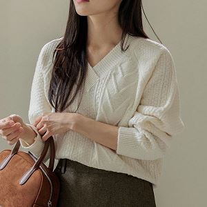 Dongdaemum Women’s Shirts, Tops & T-Shirts, a testament to the elegance and quality of wholesale Korean fashion.