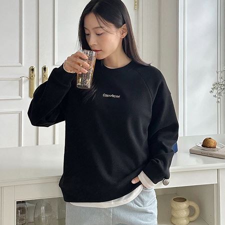 Dongdaemum Women’s Shirts, Tops & T-Shirts, a testament to the elegance and quality of wholesale Korean fashion.