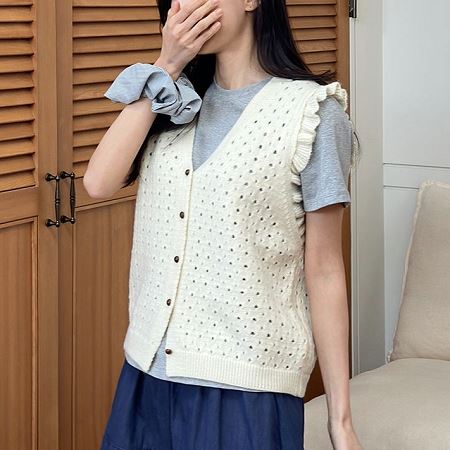 Dongdaemum Women’s Shirts, Tops & T-Shirts, a testament to the elegance and quality of wholesale Korean fashion.