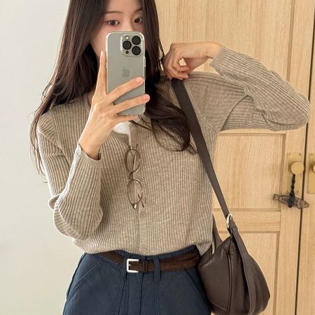 Dongdaemum Women’s Shirts, Tops & T-Shirts, a testament to the elegance and quality of wholesale Korean fashion.