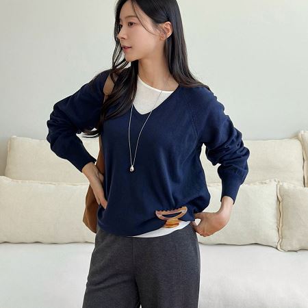 Dongdaemum Women’s Shirts, Tops & T-Shirts, a testament to the elegance and quality of wholesale Korean fashion.