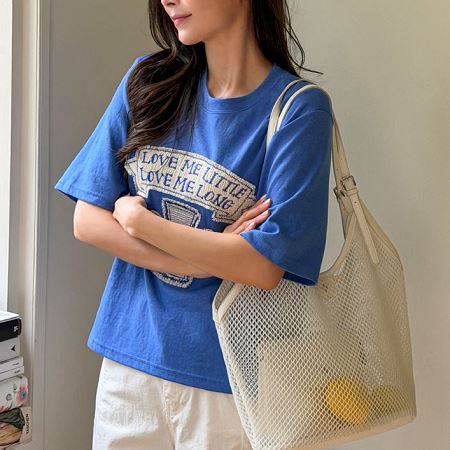 Dongdaemum Women’s Shirts, Tops & T-Shirts, a testament to the elegance and quality of wholesale Korean fashion.
