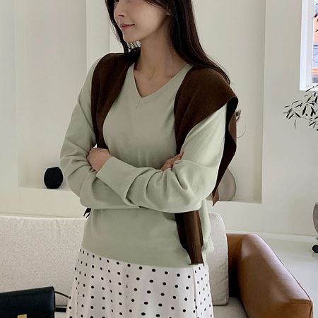 Dongdaemum Women’s Shirts, Tops & T-Shirts, a testament to the elegance and quality of wholesale Korean fashion.