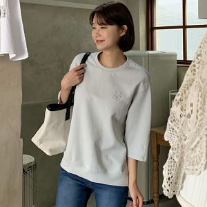 Dongdaemum Women’s Shirts, Tops & T-Shirts, a testament to the elegance and quality of wholesale Korean fashion.