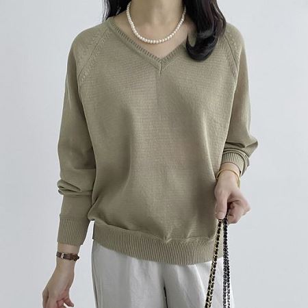 Dongdaemum Women’s Shirts, Tops & T-Shirts, a testament to the elegance and quality of wholesale Korean fashion.