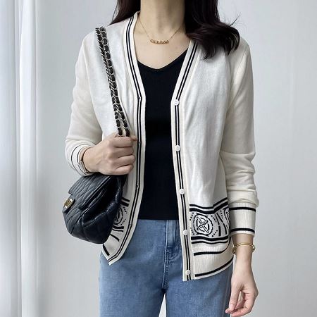 Dongdaemum Women’s Coats & Jackets, a testament to the elegance and quality of wholesale Korean fashion.