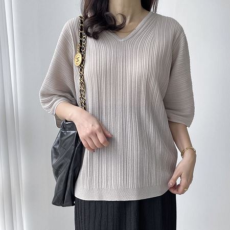Dongdaemum Women’s Shirts, Tops & T-Shirts, a testament to the elegance and quality of wholesale Korean fashion.