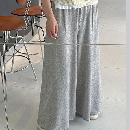 Dongdaemum Women’s Pants, a testament to the elegance and quality of wholesale Korean fashion.