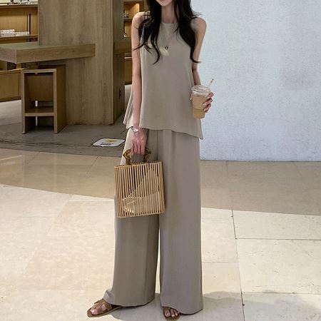 Dongdaemum Women’s One-Pieces, a testament to the elegance and quality of wholesale Korean fashion.