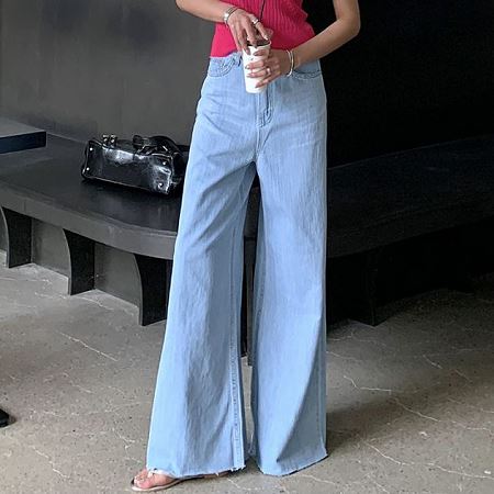 Dongdaemum Women’s Pants, a testament to the elegance and quality of wholesale Korean fashion.