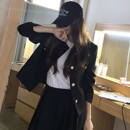Dongdaemum Women’s Coats & Jackets, a testament to the elegance and quality of wholesale Korean fashion.