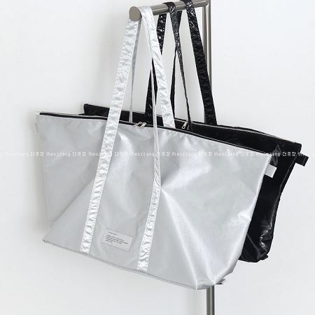 A collection of Dongdaemum Women’s Handbags, Wallets & Cases, showcasing the elegance of Korean fashion.