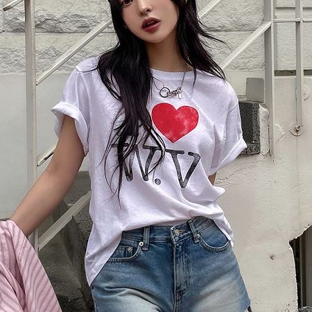 Dongdaemum Women’s Shirts, Tops & T-Shirts, a testament to the elegance and quality of wholesale Korean fashion.