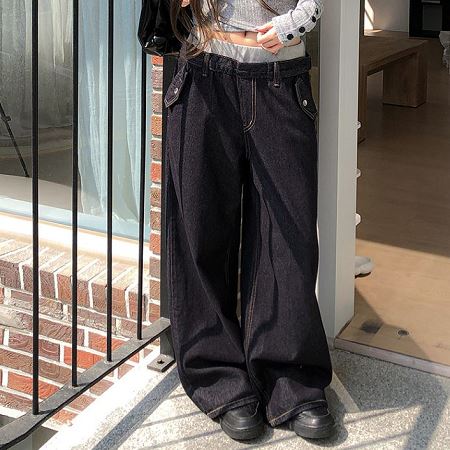 Dongdaemum Women’s Pants, a testament to the elegance and quality of wholesale Korean fashion.