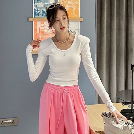 Dongdaemum Women’s Shirts, Tops & T-Shirts, a testament to the elegance and quality of wholesale Korean fashion.