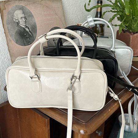 Dongdaemum Women’s Handbags, a testament to the elegance and quality of wholesale Korean fashion.