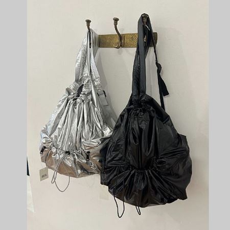 Dongdaemum Women’s Handbags, a testament to the elegance and quality of wholesale Korean fashion.