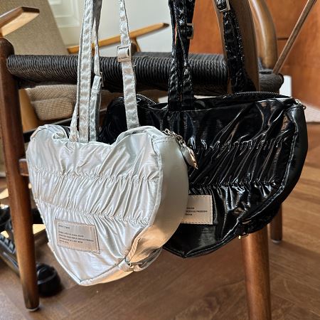 Dongdaemum Women’s Handbags, a testament to the elegance and quality of wholesale Korean fashion.