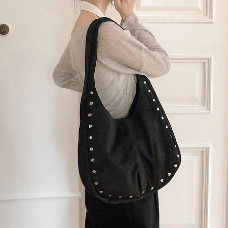 Dongdaemum Women’s Handbags, a testament to the elegance and quality of wholesale Korean fashion.