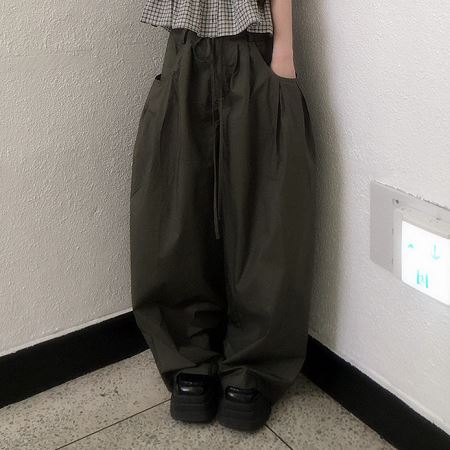 Dongdaemum Women’s Pants, a testament to the elegance and quality of wholesale Korean fashion.