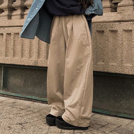 Dongdaemum Women’s Pants, a testament to the elegance and quality of wholesale Korean fashion.