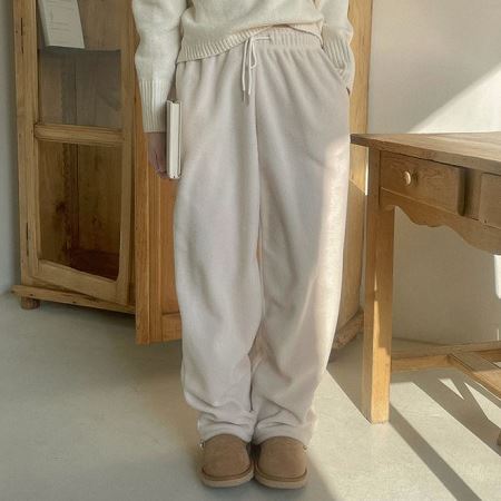 Dongdaemum Women’s Pants, a testament to the elegance and quality of wholesale Korean fashion.