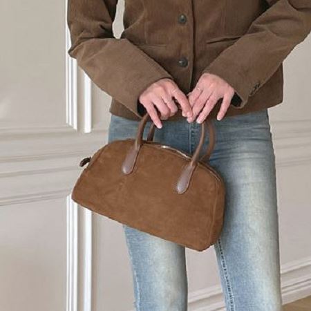 Dongdaemum Women’s Handbags, a testament to the elegance and quality of wholesale Korean fashion.