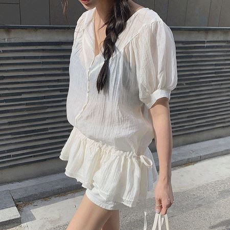 Dongdaemum Women’s Shirts, Tops & T-Shirts, a testament to the elegance and quality of wholesale Korean fashion.
