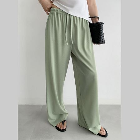 Dongdaemum Women’s Pants, a testament to the elegance and quality of wholesale Korean fashion.