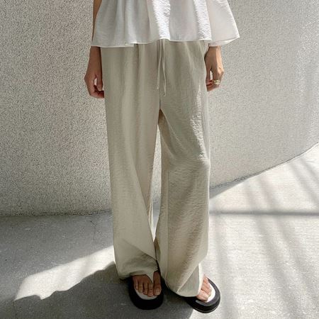 Dongdaemum Women’s Pants, a testament to the elegance and quality of wholesale Korean fashion.