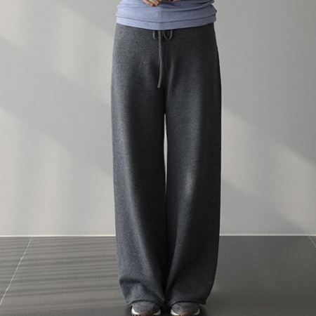 Dongdaemum Women’s Pants, a testament to the elegance and quality of wholesale Korean fashion.