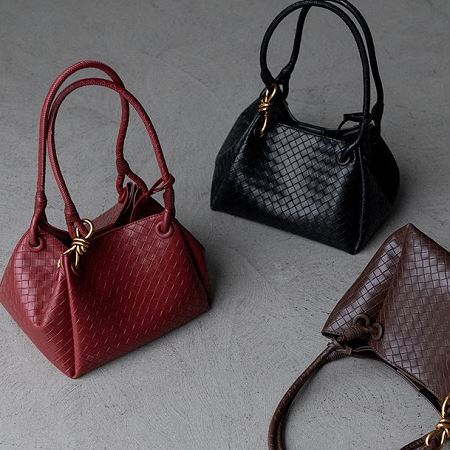 Dongdaemum Women’s Handbags, a testament to the elegance and quality of wholesale Korean fashion.