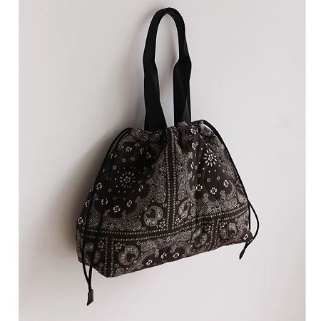 Dongdaemum Women’s Handbags, a testament to the elegance and quality of wholesale Korean fashion.