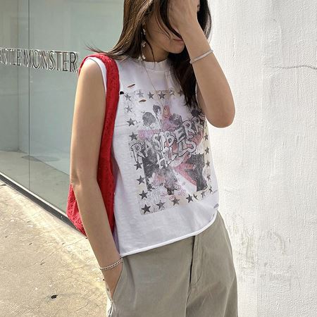 Dongdaemum Women’s Shirts, Tops & T-Shirts, a testament to the elegance and quality of wholesale Korean fashion.